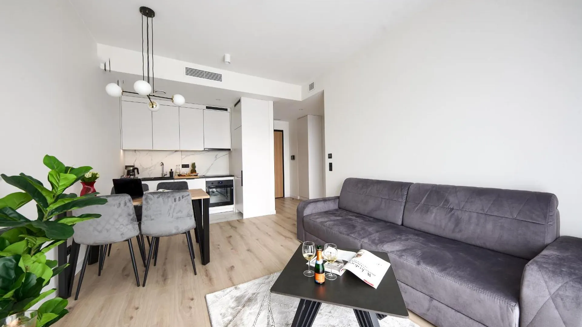 Towarowa Towers Residences Warschau Apartment
